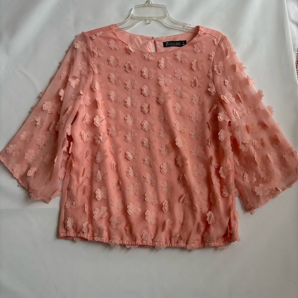 7th. Avenue Design Studio Floral Appliqué Blouse in Coral. Size M.  INV25/285